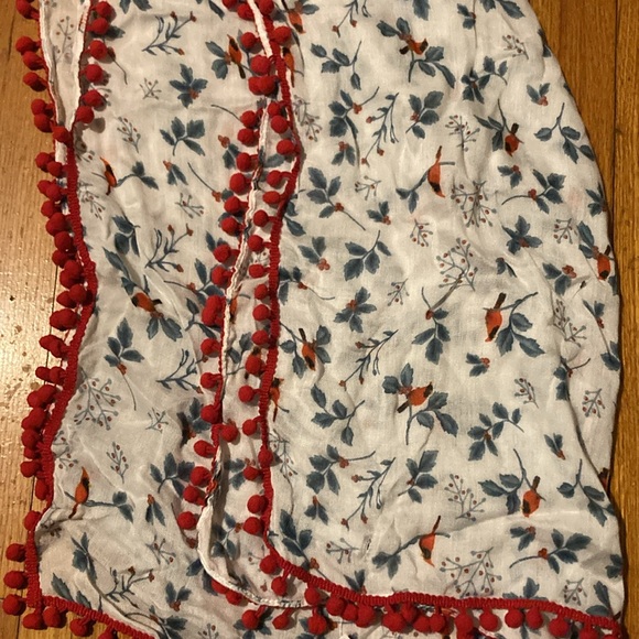 NEW! Lands End scarf “cardinals and holly” - Picture 4 of 7
